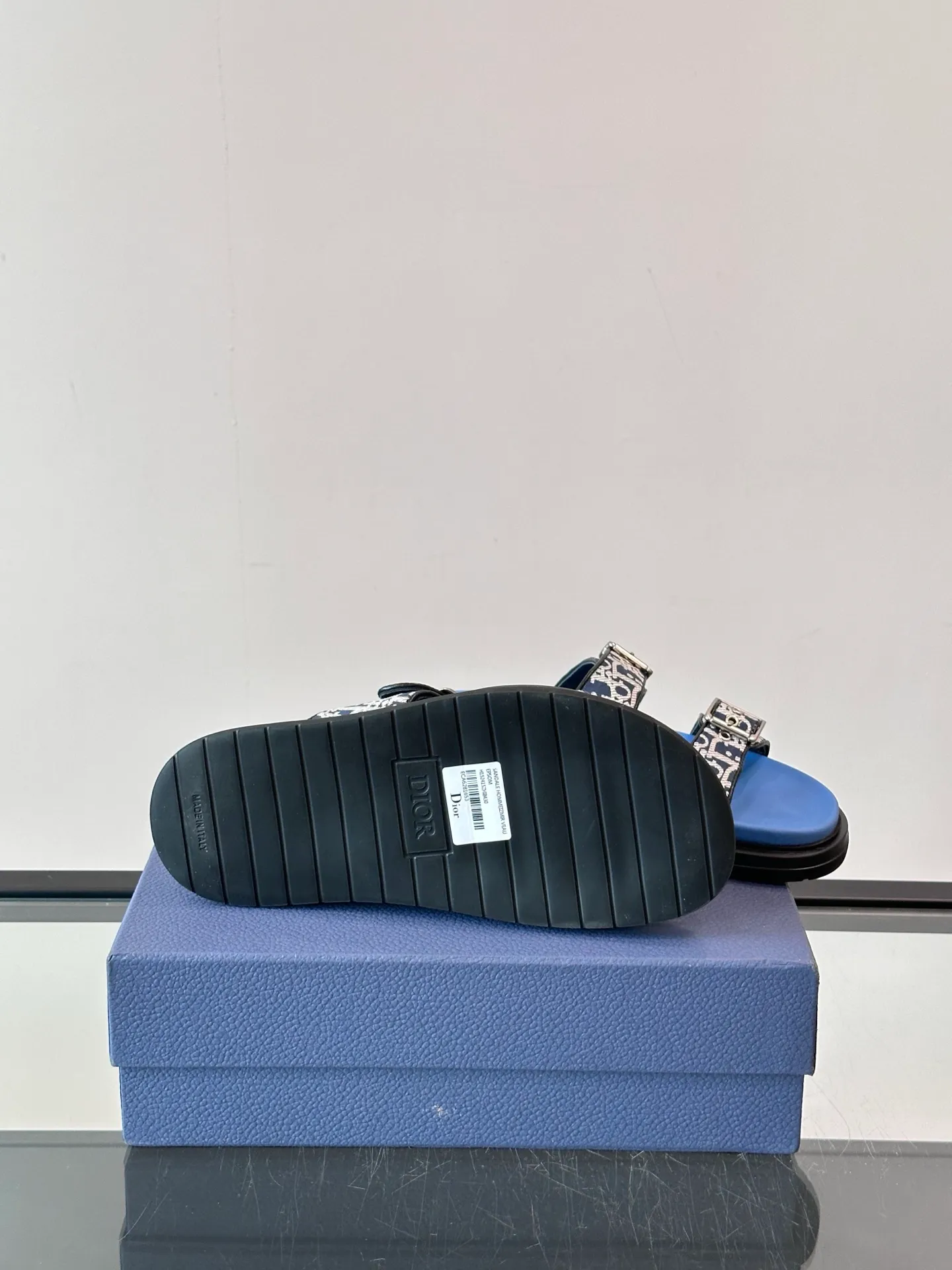 Factory price: 300💰Dior Aqua men's sandals and slippers. Showcasing Dior haute couture design. The Dior gray suede strap is accented with an aluminum Dior buckle for added style. Paired with a comfortable tonal notch sole, they pair easily with shorts or jeans for a sophisticated look. Main body: suede cow leather, technical fabric lining: cow leather, with adjustable straps, aluminum Dior buckle, Dior gray EVA insole, tonal notch rubber outsole splicing structure👌👌 size: 38-44 (45.46 customized)